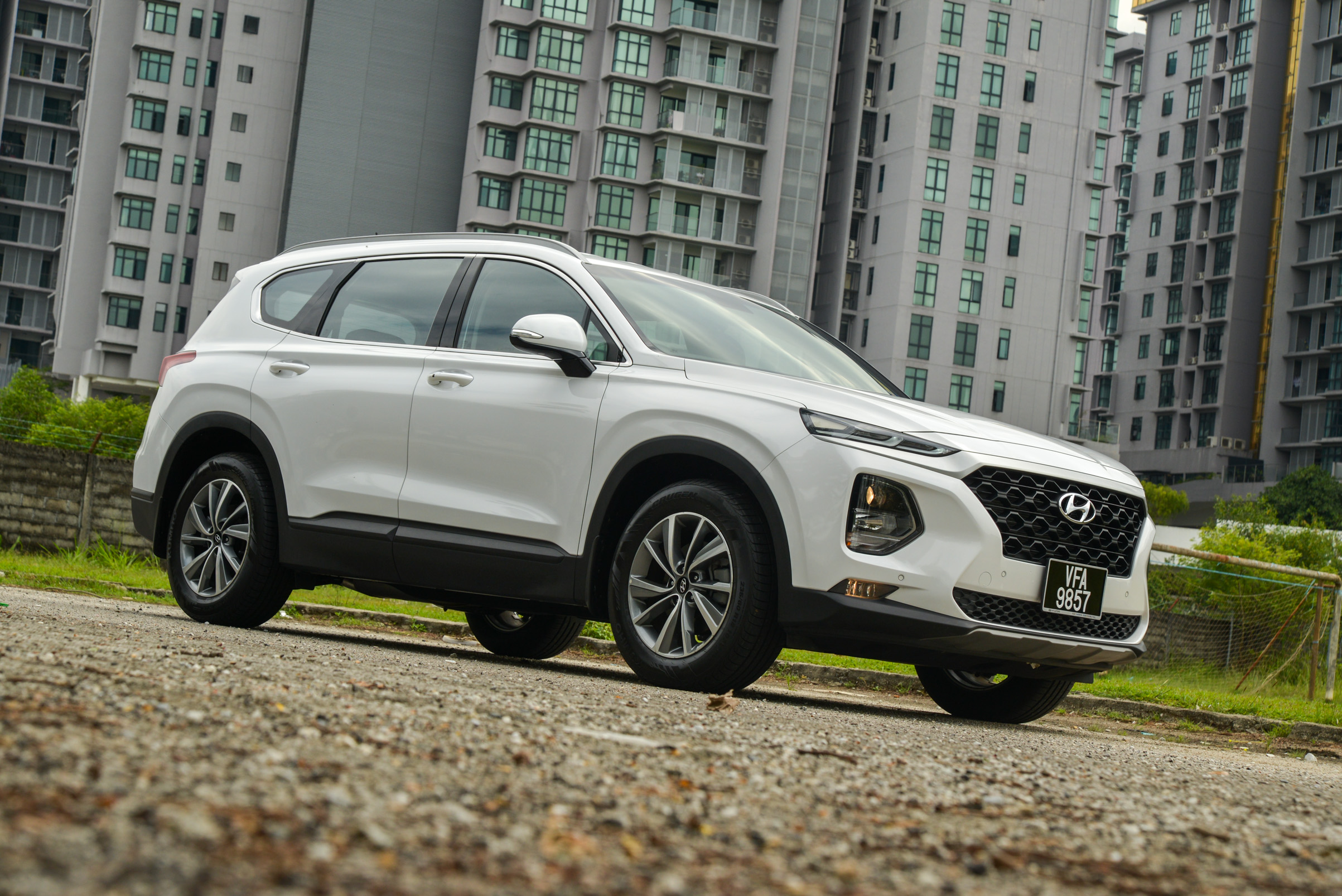 TopGear | 2020 Hyundai Santa Fe 2.4L Executive review: 'low spec' done ...