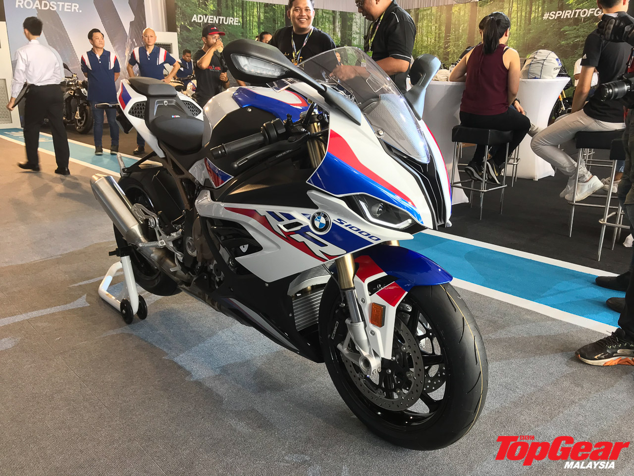 2019 BMW S1000RR M Package arrives with carbon wheels!